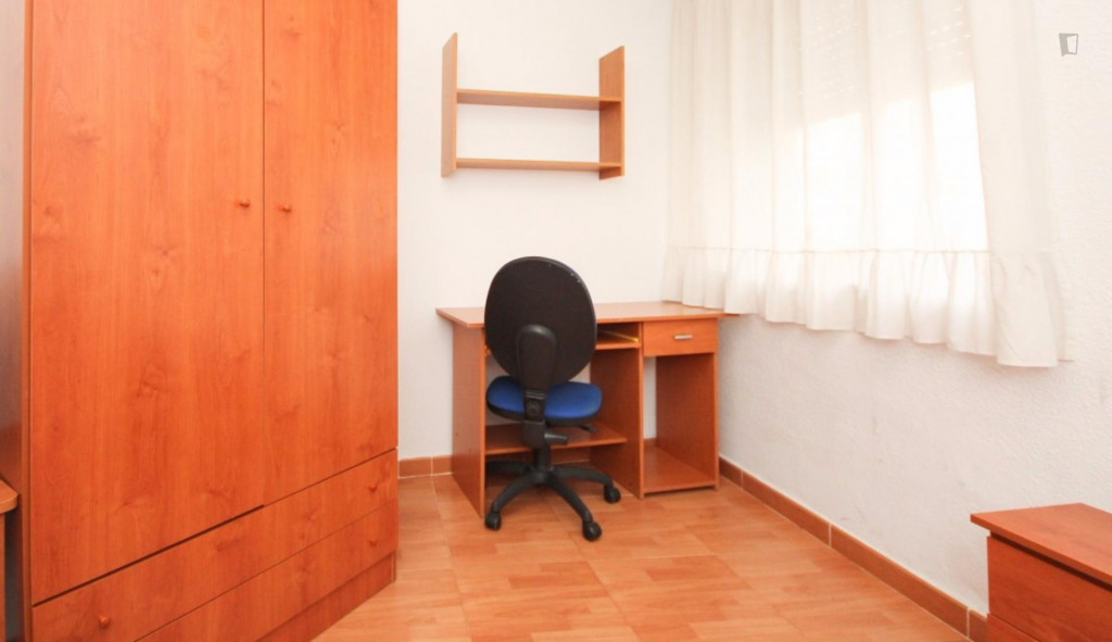 Single bedroom in an 11-bedroom flat, in the centre of Granada