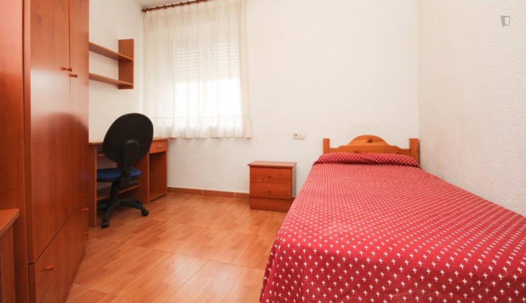 Single bedroom in an 11-bedroom flat, in the centre of Granada