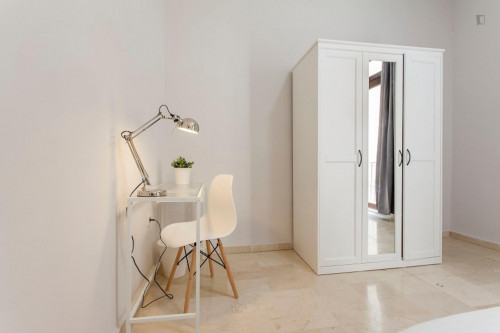Amazing double bedroom near Plaça de la Mare de Déu