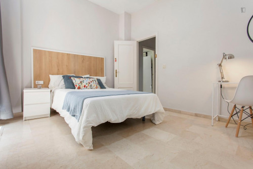 Amazing double bedroom near Plaça de la Mare de Déu