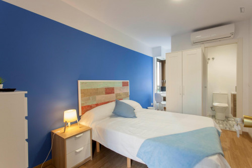 Wonderful Double Ensuite Bedroom In A 5-Bedroom Apartment Near Aragón Metro Station - 1