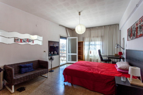 Large bedroom with balcony in the city center of Valencia  - Gallery -  3