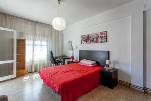 Large bedroom with balcony in the city center of Valencia  - Gallery -  1