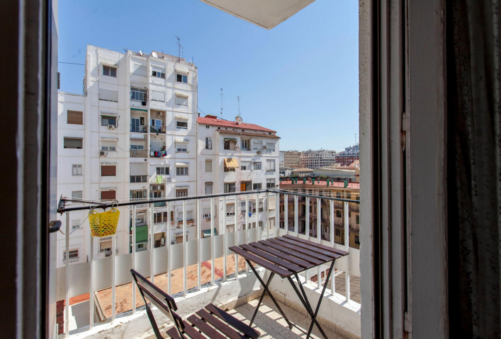 Large bedroom with balcony in the city center of Valencia  - Gallery -  4