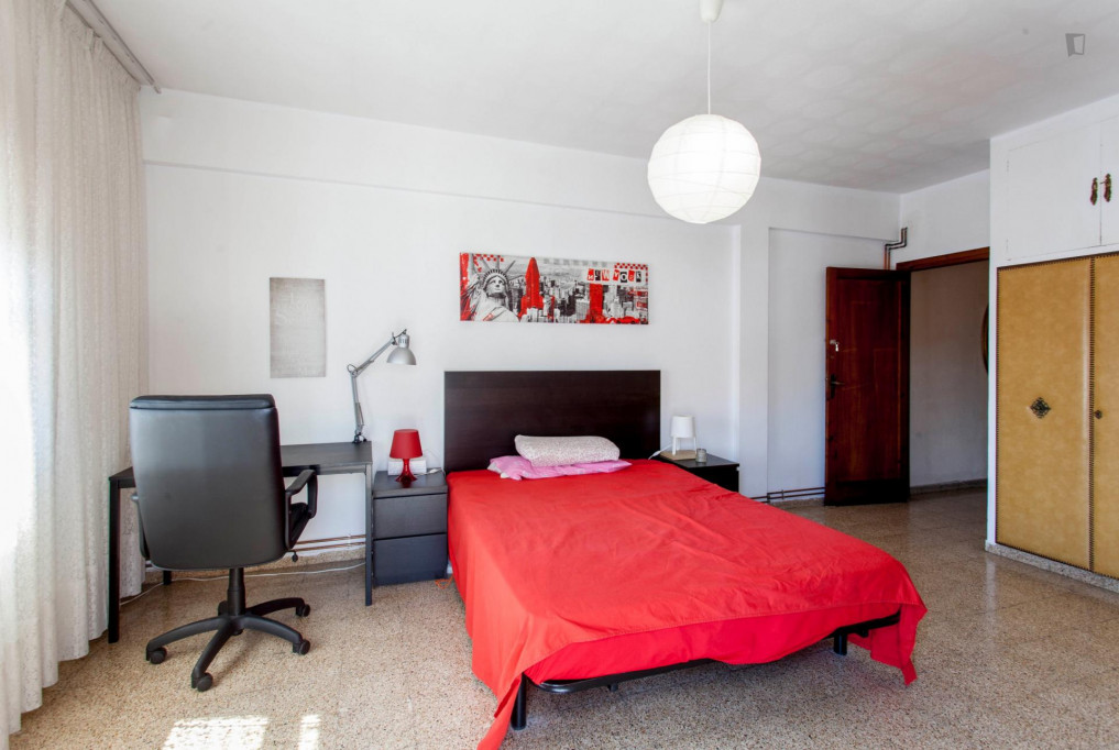Large bedroom with balcony in the city center of Valencia  - Gallery -  2