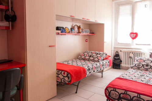 Single bed in a twin bedroom in Sesto San Giovanni - Gallery - 37