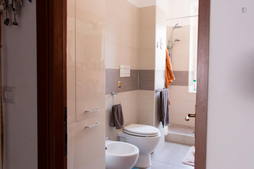 Single bed in a twin bedroom in Sesto San Giovanni - Gallery - 13