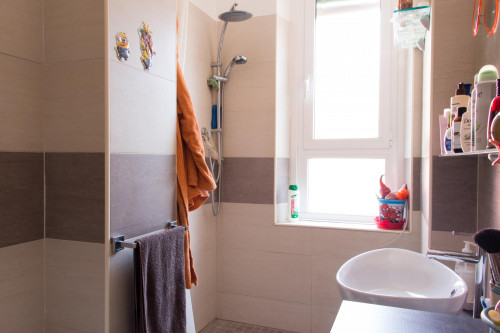 Single bed in a twin bedroom in Sesto San Giovanni