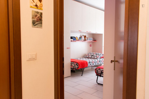 Single bed in a twin bedroom in Sesto San Giovanni - Gallery - 12
