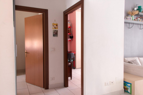 Single bed in a twin bedroom in Sesto San Giovanni - Gallery - 19