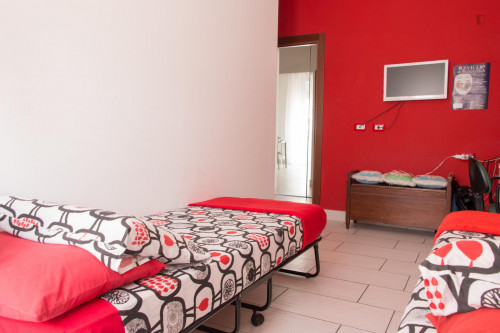 Single bed in a twin bedroom in Sesto San Giovanni - Gallery - 27