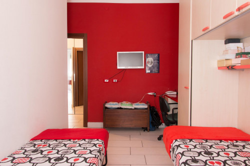 Single bed in a twin bedroom in Sesto San Giovanni - Gallery - 29