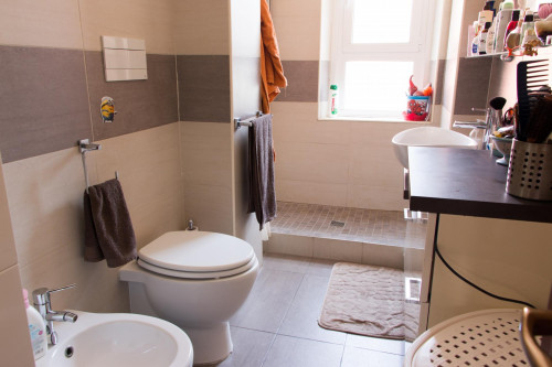 Single bed in a twin bedroom in Sesto San Giovanni