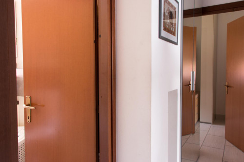Single bed in a twin bedroom in Sesto San Giovanni - Gallery - 17