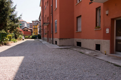 Single bed in a twin bedroom in Sesto San Giovanni - Gallery - 23