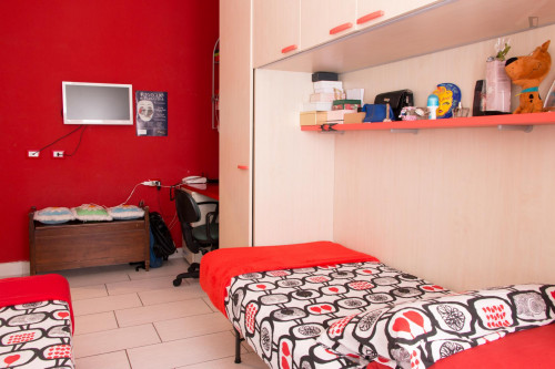 Single bed in a twin bedroom in Sesto San Giovanni - Gallery - 30