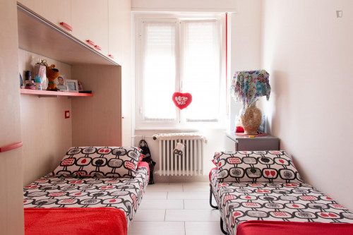 Single bed in a twin bedroom in Sesto San Giovanni - Gallery - 26
