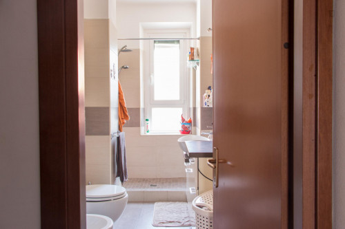 Single bed in a twin bedroom in Sesto San Giovanni - Gallery - 48