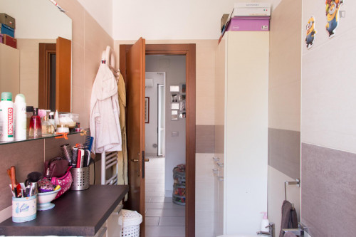 Single bed in a twin bedroom in Sesto San Giovanni - Gallery - 9