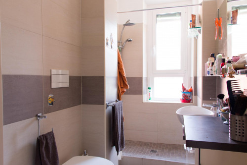 Single bed in a twin bedroom in Sesto San Giovanni - Gallery - 7