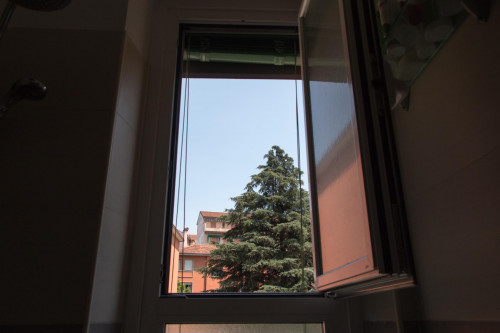 Single bed in a twin bedroom in Sesto San Giovanni - Gallery - 11