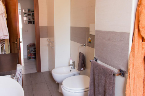 Single bed in a twin bedroom in Sesto San Giovanni - Gallery - 8