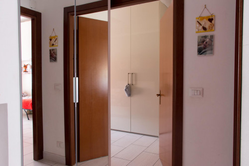 Single bed in a twin bedroom in Sesto San Giovanni - Gallery - 16