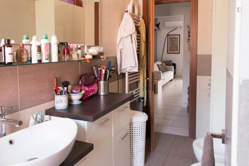 Single bed in a twin bedroom in Sesto San Giovanni - Gallery - 10
