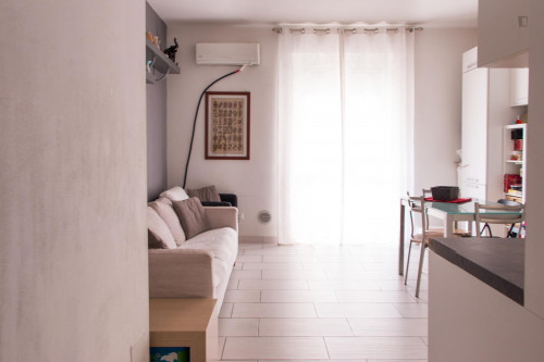 Single bed in a twin bedroom in Sesto San Giovanni - Gallery - 25