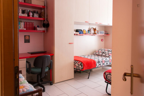 Single bed in a twin bedroom in Sesto San Giovanni - Gallery - 28