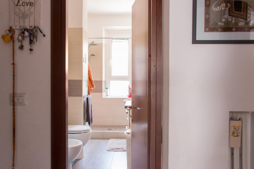 Single bed in a twin bedroom in Sesto San Giovanni - Gallery - 47