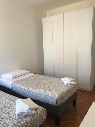 Twin room with private kitchen in 3-bedrooms apartment - Gallery - 14