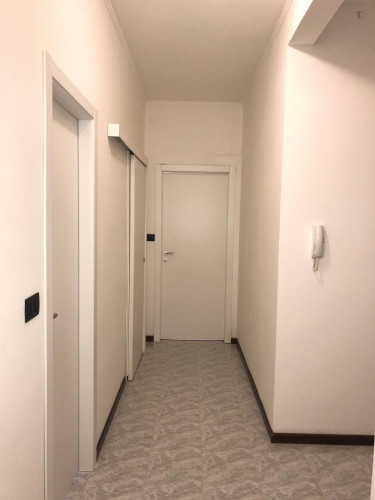 Twin room with private kitchen in 3-bedrooms apartment - Gallery - 4