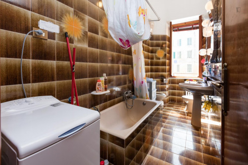 Large double bedroom near the Piramide metro - Gallery - 6
