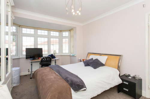 Marvellous Double Bedroom Located In Suburban Barkingside - 2