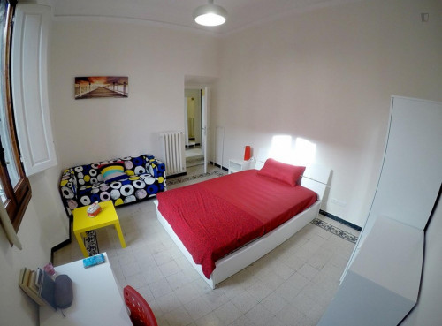 Spacious double bedroom close to Florence city centre