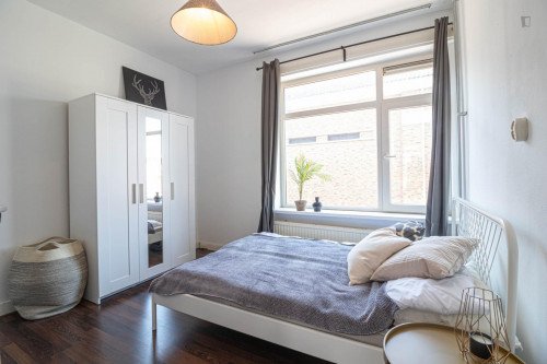 Modern double bedroom in a 3-bedroom apartment near Den Haag, Jonckbloetplein bus stop