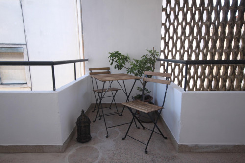 Wide and bright single bedroom with private balcony in Coimbra
