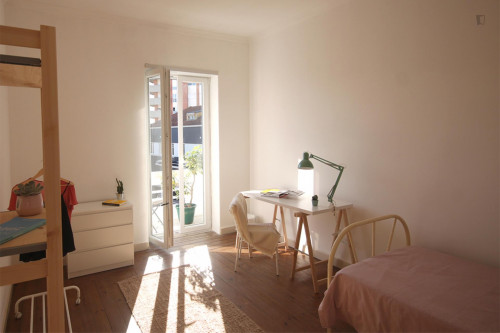 Wide And Bright Single Bedroom With Private Balcony In Coimbra - 1