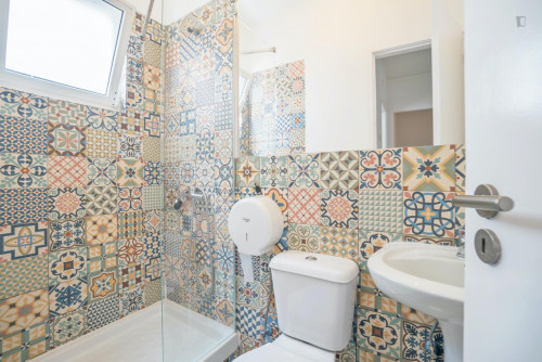 Welcoming Twin/Double Bedroom In Vistas De Lisboa Hostel - 2