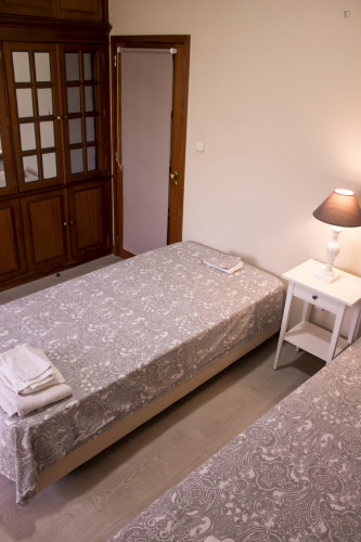 Spacious bedroom with 2 single beds in São Mamede Infesta  - Gallery -  3