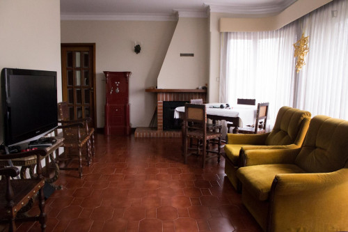 Spacious bedroom with 2 single beds in São Mamede Infesta - Gallery - 14