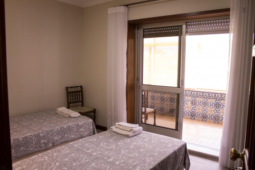 Spacious bedroom with 2 single beds in São Mamede Infesta - Gallery - 16