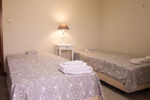Spacious Bedroom With 2 Single Beds In São Mamede Infesta - 1