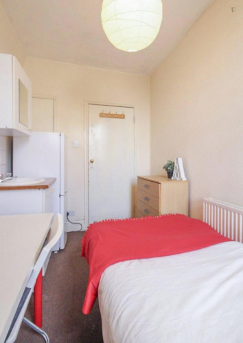  Bright Single Bedroom In A 9-Bedroom Flat Close To Kilburn Tube Station  -  Bright single bedroom in a 9-bedroom flat close to Kilburn tube station  - Gallery -  2