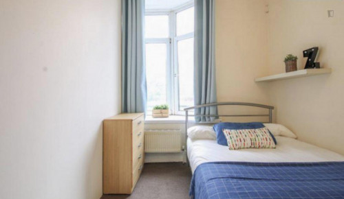  Bright Double Bedroom In A 9-Bedroom Flat, Near Kilburn Tube Station  -  Bright double bedroom in a 9-bedroom flat, near Kilburn tube station  - Gallery -  1