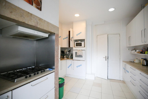 Lovely and bright single bedroom with balcony in city center (Entrecampos)