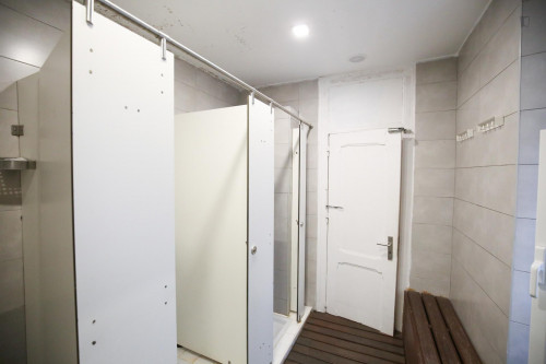 Lovely and bright single bedroom with balcony in city center (Entrecampos)