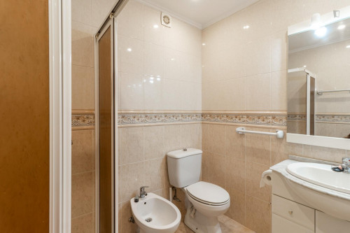 Interior bedroom with double bed and 13 m2 in a 5-bedroom apartment with 2 WC - Gallery - 9