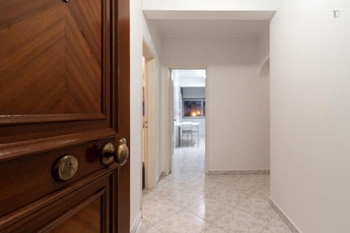 Interior bedroom with double bed and 13 m2 in a 5-bedroom apartment with 2 WC - Gallery - 12